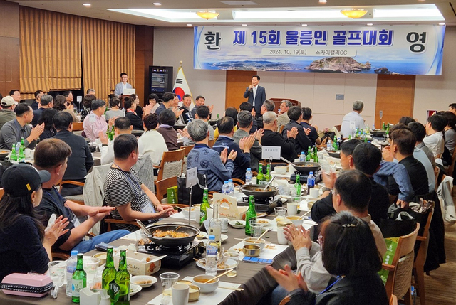 울릉인골프회 신임회장이 인사말을 하고 있다. /울릉인골프회