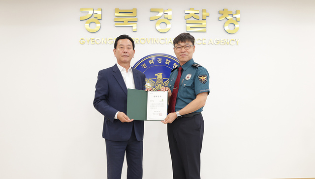 김일환(왼쪽) 금복주 대표와  경북경찰청 강헌수 총경. /금복주 제공