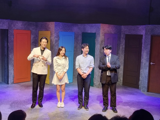 출연 배우들이 무대인사를 하고 있다. /아트플러스씨어터 제공
