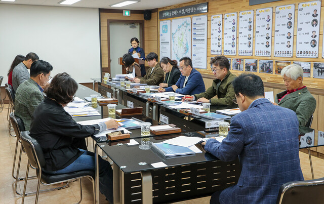 울릉군이 보고한 사항에 대해 검토하는 울릉군의원들./울릉군의회
