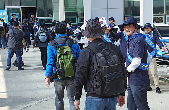 관광객들에게 독도사랑을 홍보하는 울릉교육청 직원들./