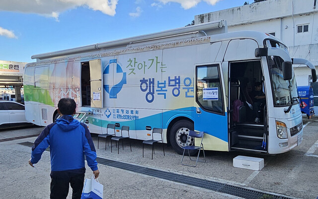 초음파기, 심전도기, X-ray 등 특수검사 장비를 갖춘 특수 제작된 진료버스./ 