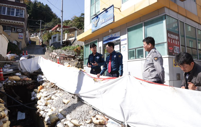 집중폭우로 큰 피해를 입은 도동파출소 앞을 찾은 김철문 청장./울릉경찰서
