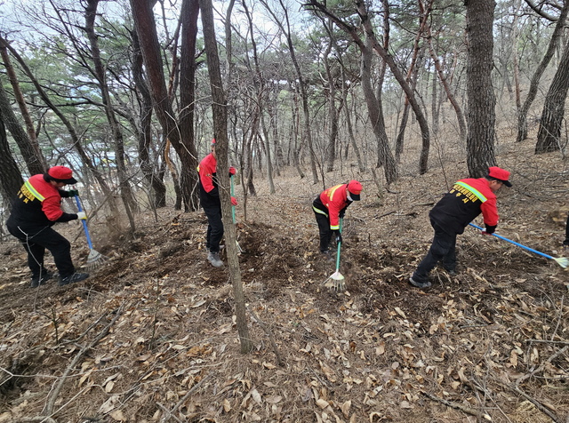 산불전문예방진화대 대원들이 산불 진화훈련을 하고 있다. /경주시제공