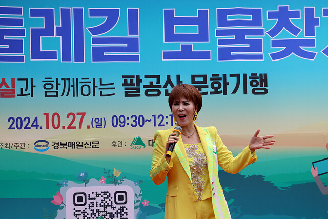 두터운 팬층을 보유한 가수 차연이 흥겨운 무대를 선보이고 있다.