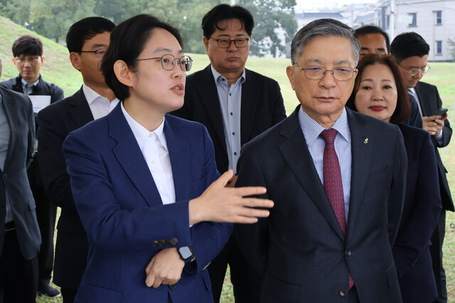 조지연 의원이 이한준 한국토지주택공사 사장과 대임 공공 주택지구 현장에서 이야기를 나누고 있다.  /조지연 국회의원 사무소 제공