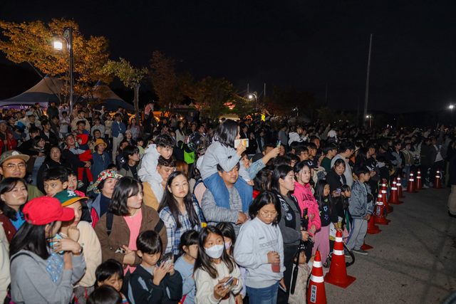 별별칠곡, 낙화담 낙화놀이’행사에 참석한 지역민과 관광객들이 공연을 관람하고 있다. /칠곡군제공