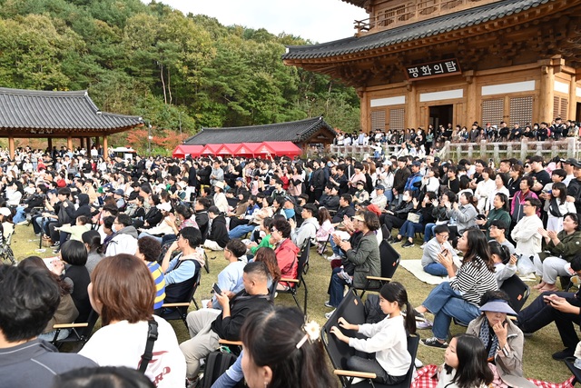 제1회 김천김밥축제장을 찾은 시민과 관광객들이 공연행사를 지켜보고 있다. /김천시제공