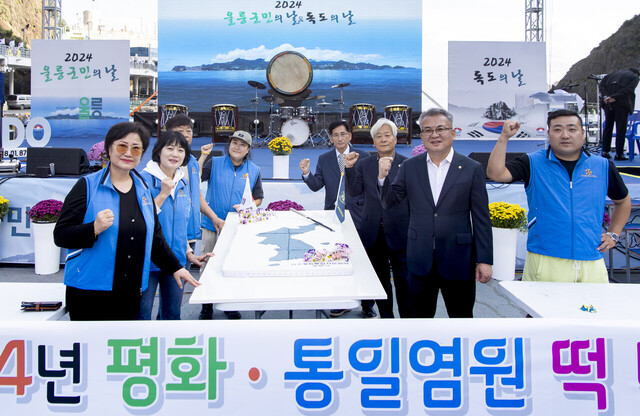 자문위원들이 화이팅을 외치고 있다. 