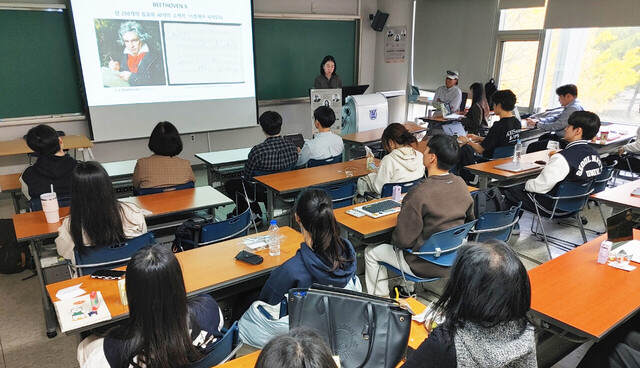 지난 25일 서울대학교에서 열린‘AI가 흔드는 음악의 지평’ 세미나에 참석 중인 학생과 시민들.