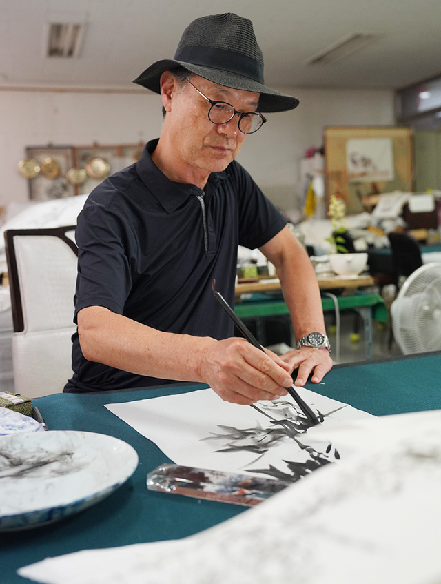 수묵화 작업 중인 이형수 선생.