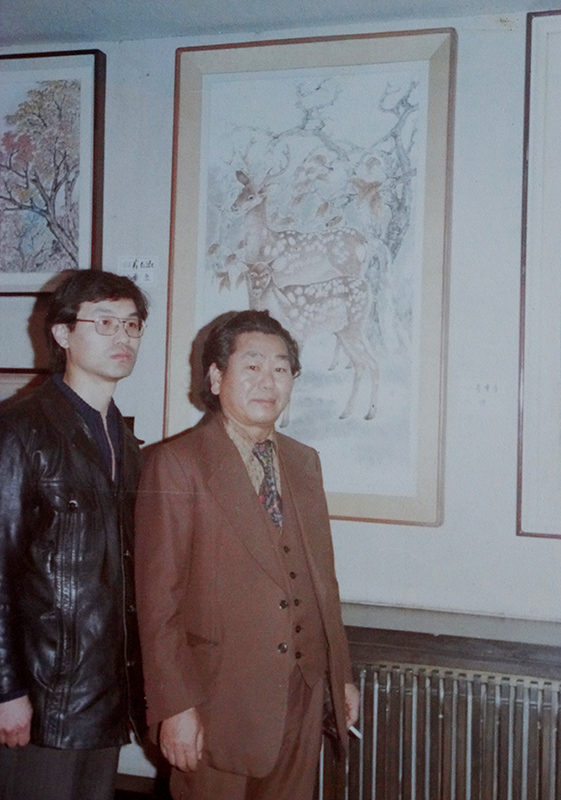 한국 대상전 작품 앞에서 옥산 김옥진(오른쪽)과 함께. (1971년).
