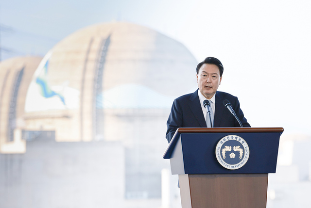 윤석열 대통령이 30일 경북 울진군 한국수력원자력 한울원자력본부에서 열린 ‘신한울 원전 1·2호기 종합준공 및 3·4호기 착공식’에 참석해 축사하고 있다.  /연합뉴스