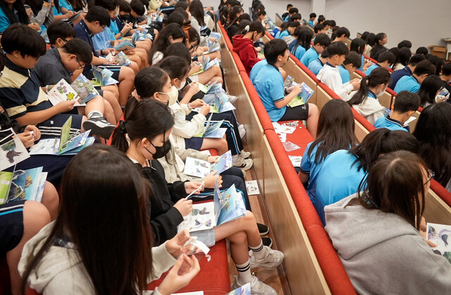 독도교재를 통해 열심히 울릉독도를 배우는 베트남 하노이 한국국제학교 학생들./울릉군