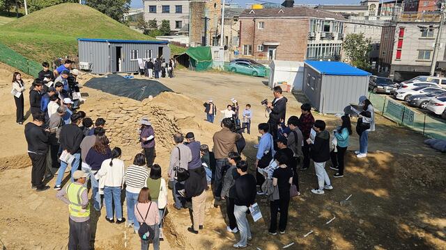 임당동 고분 발굴 현장 공개 모습. /경산시제공