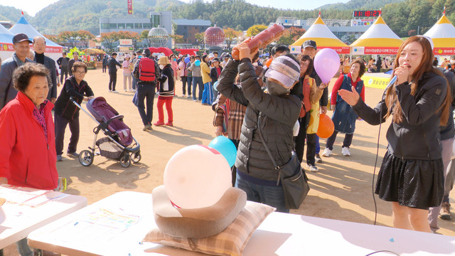 제18회 청송사과축제장을 찾은 방문객들이 ‘사과 방망이 체험’을 하고 있다. /청송군제공