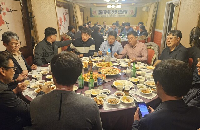 울릉JC특우회원들이 울릉도를 출발 당일 경산JC특우회를 방문 만찬 겸 월례회를 진행했다./김두한 기자 