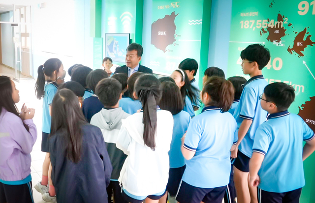 남한권 울릉군수가 하노이한국국제학교 학생들에게 울릉도와 독도에 대해 설명하고 있다./울릉군