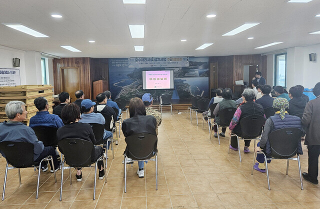 하수처리시설사업에 대해 설명을 듣는 주민들. 