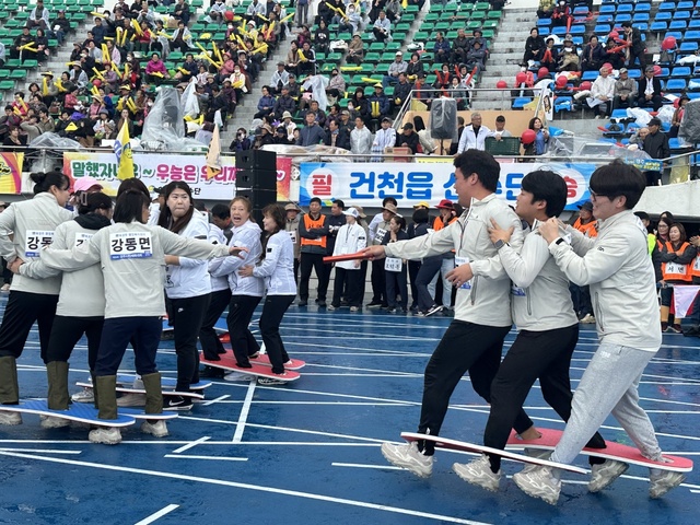 제36회 경주시민체육대회 중 3인2각 보드레이스가 진행되고 있다. /경주시제공