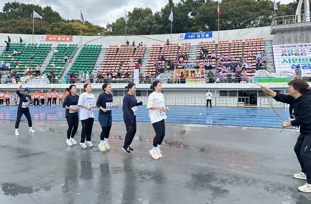 제36회 경주시민체육대회 중 단체줄넘기가 진행되고 있다. /경주시제공