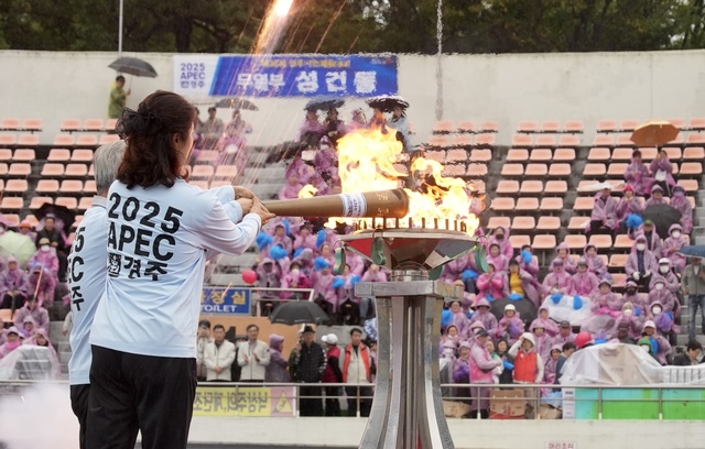 제36회 경주시민체육대회 성화가 25만 시민들의 염원을 담아 성화대에 점화하고 있다. /경주시제공