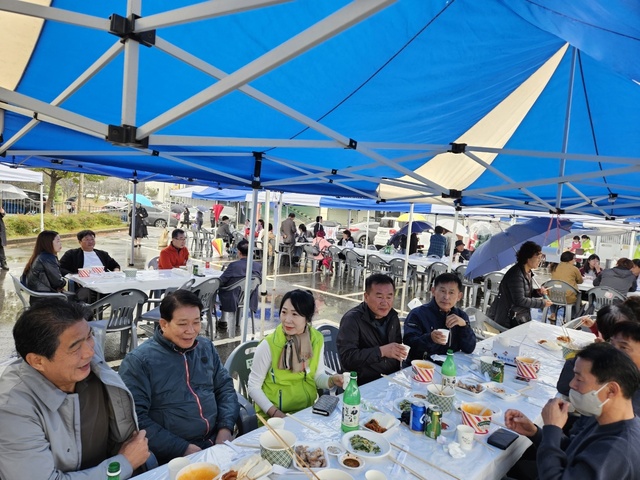최은숙 주부대학 총동창회장이 행사장을 찾은 주민들과 자리를 함께하며 행사를 하게 된 배경과 감사의 인사말을 전하고 있다. /박호평기자