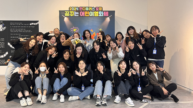 윤수정 포항제철유치원장과 교사들.  /포항제철유치원 제공