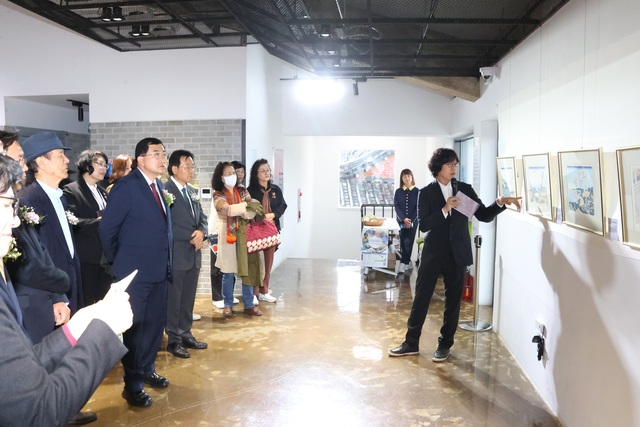 지난 1일 경주시 황리단길 생활문화센터 갤러리에서 주낙영 시장이 주부산일본총영사관 관계자와 함께 가쓰시카 오쿠사이 우키요에 전시회를 관람하고 있다. /경주시제공