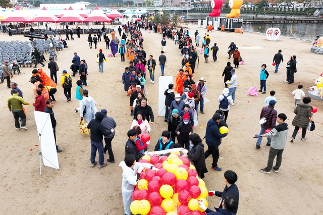 제18회 청송사과축제 황금사과를 찾아라 행사 현장 모습. /청송군제공