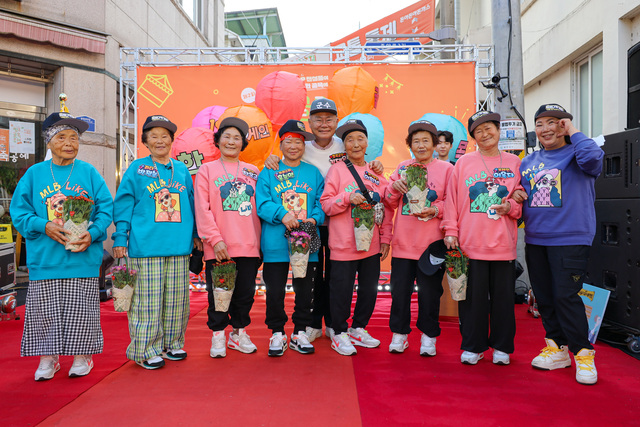수니와칠공주 할머니가 쇼미 더 할머니 대회서 우승을 하고 김재욱 칠곡군수와 기념 촬영을 하고 있다. /칠곡군제공