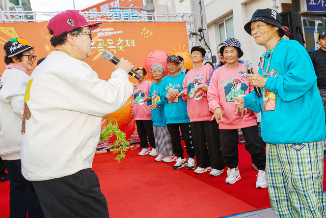 (사진2)텃밭 왕언니 리더 성추자(왼쪽) 할머니가 “기름 짜듯이 쫙 짜버려 버릴 테야.”라수니와칠공주 리더 박점순 할머니에게 도발했다.