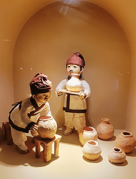 토기가 제작되는 과정을 보여주는 백제문화체험박물관의 전시물.
