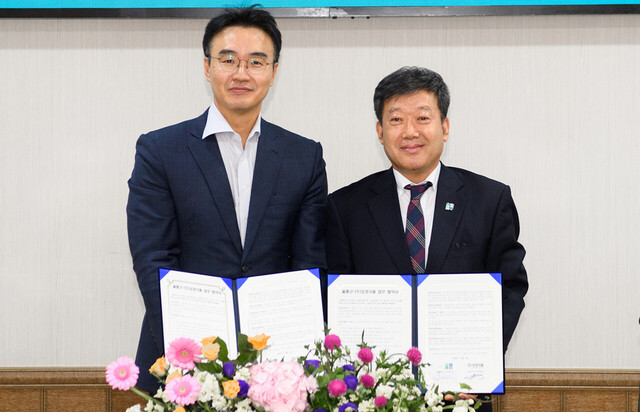 육현진 대표이사(왼쪽)와 남한권 울릉군수가 업무협약 후 기념촬영./울릉군