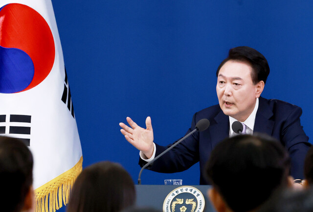 윤석열 대통령이 7일 오전 서울 용산 대통령실 청사 브리핑실에서 열린 ''대국민담화 및 기자회견''에서 취재진의 질문에 답하고 있다. /연합뉴스