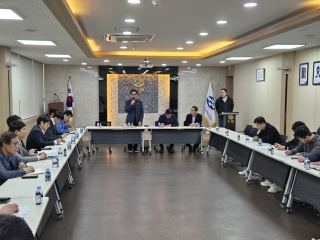 지난 7일 (사) 경상북도 대게 어업인 연합회(회장 김해성)가 경상북, 영덕군, 강구 수협, 북수수협 어업인들과 일본산 스노우 크랩(빵게) 수입허가 철회 대책 회의를 갖고 있다. /경상북도 대게 어업인 연합회제공