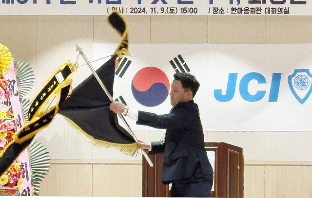 울릉JC 정기를 흔드는 박주완 신임회장./