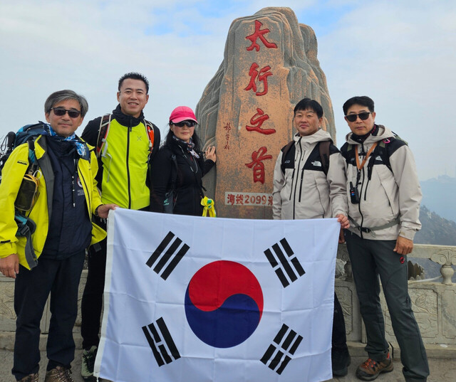 백석산(해발 2099m)정상에서 김규영회장(맨 오른쪽) 과 회원 기념촬영./김두한기자