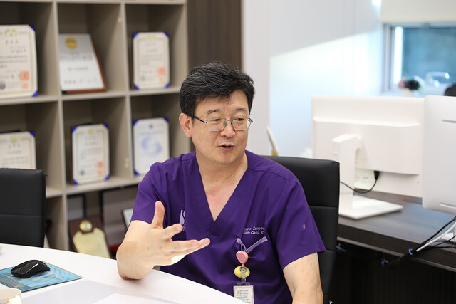 에스포항병원 김문철 원장이 본지 취재진과 인터뷰를 하고 있다.  /이시라기자 sira115@kbmaeil.com