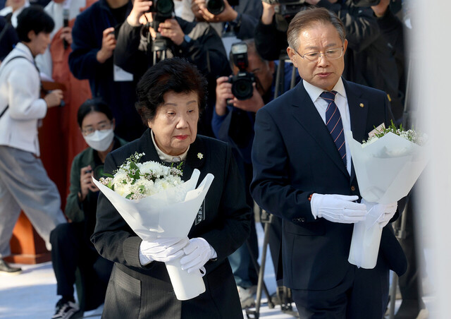 신도대표가 헌화하고 있다. 