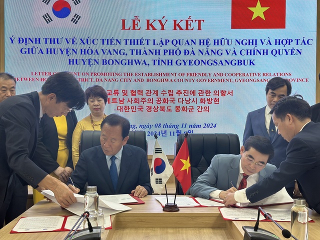 박현군 봉화군수가 베트남 다낭시 화방현간 우호교류 의향서에 서명하고 있다. /봉화군 제공