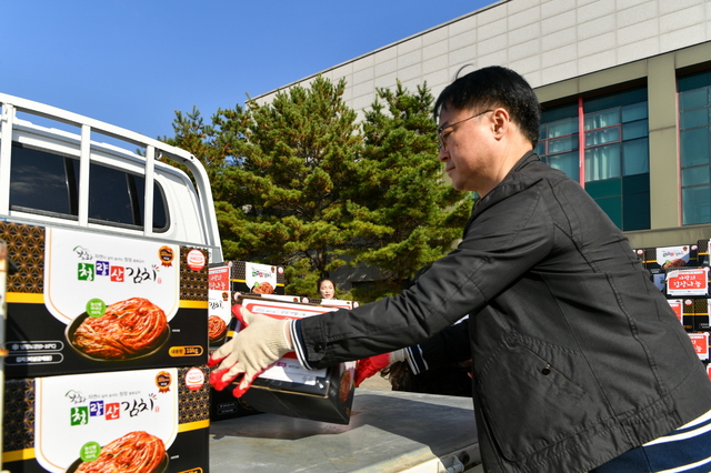  KT&G영주공장장 직원이  배송을 위해 김장김치를 차량에 싣고 있다. /영주시 제공