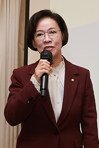 이인선 국회의원이 ‘지역발전과 원자력, 함께 만들어가는 미래’를 주제로 기조강연을 하고 있다.  /이용선기자 photokid@kbmaeil.com