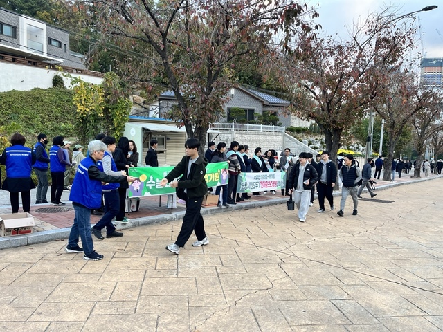 대이동청소년지도위원이 학생들에게 간식을 나눠주며 격려하고 있다. / 이석윤 기자