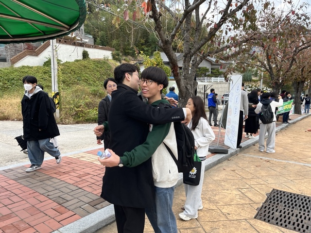 한 선생님이 제자를 안아주며 격려하고 있다. / 이석윤 기자