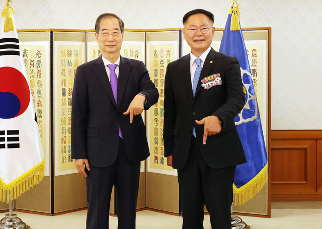 한덕수 국무총리와 김재욱 칠곡군수가 럭키 칠곡 포즈를 취하며 기념 촬영을 하고 있다. /칠곡군제공