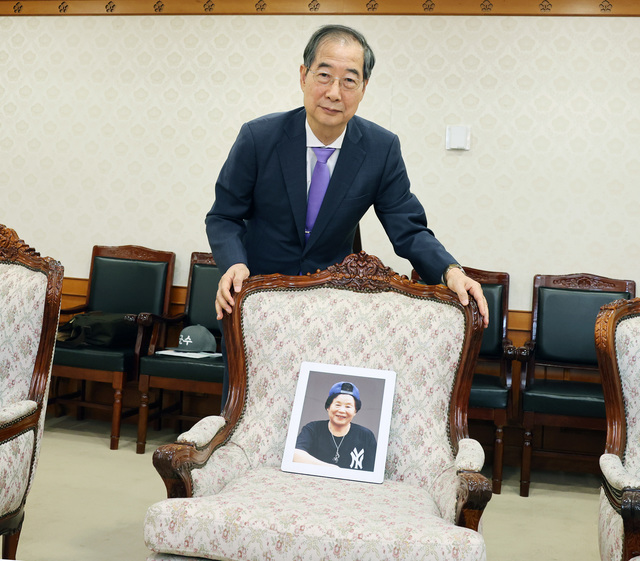 한덕수 총리가 고 서무석 할머니의 영정 사진 앞에서 애도의 마음을 표현하자 접견실에 있던 참석자들은 눈물을 글썽였다. /칠곡군제공