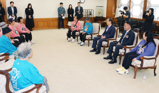 한덕수 총리는 외국 정상 등 귀빈을 맞는 국무총리 접견실에서 김재욱 칠곡군수와 수니와칠공주 할머니들과 대화를 이어갔다. /칠곡군제공