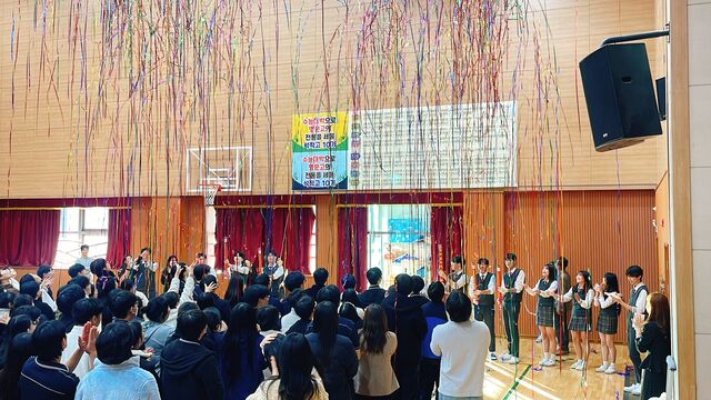 석적고 강당에서 재학생들이 수험생들의 수능대박을 기원하는 폭죽 퍼포먼스를 하며 환호를 하고 있다. /칠곡교육청제공