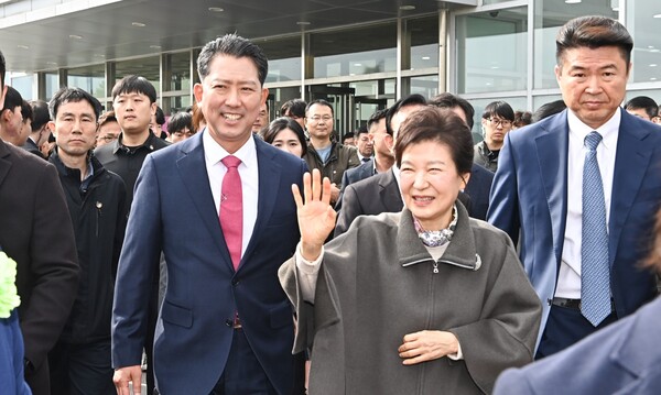 14일 구미코에서 열린 박정희 전 대통령 탄신 107돌 기념식에 참석한 박근혜 전 대통령이 행사장에 빠져 나가며 시민들과 인사를 나누고 있다./구미시 제공